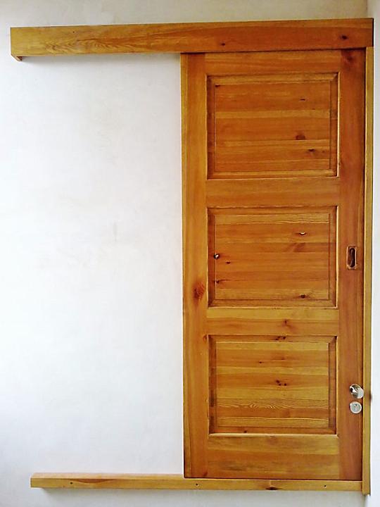 Foto530.jpg - dveře atyp. posuvné mimoúrovňové, borovice mořená